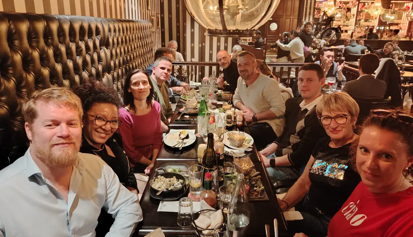 Nora partage un moment convivial avec son réseau de partenaires